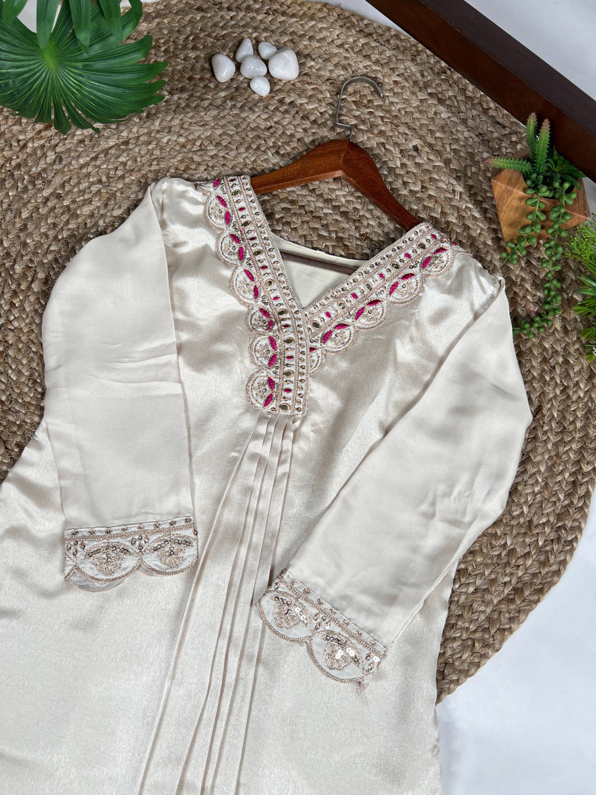 This cream Moonga silk suit with fine embroidery exudes effortless elegance, while the fuchsia pink dupatta💗 Rpd Fashion